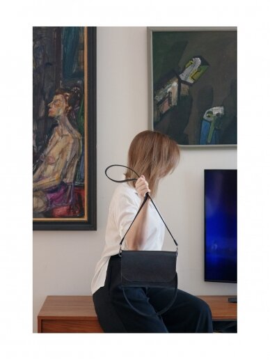 JUODA RANKINĖ | STELA